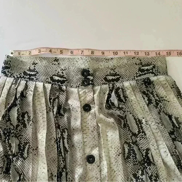 Dress Forum Women's Snakeskin Print Pleated Midi Skirt Size Large - Picture 9 of 14